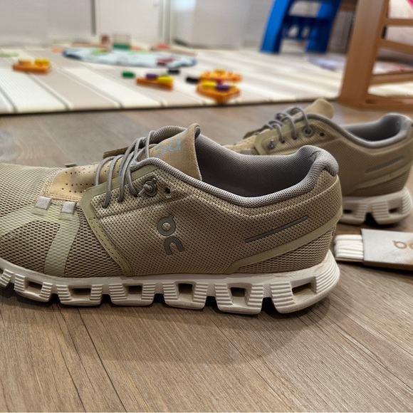 Used condition ON women’s tennis shoes - Picture 3 of 9